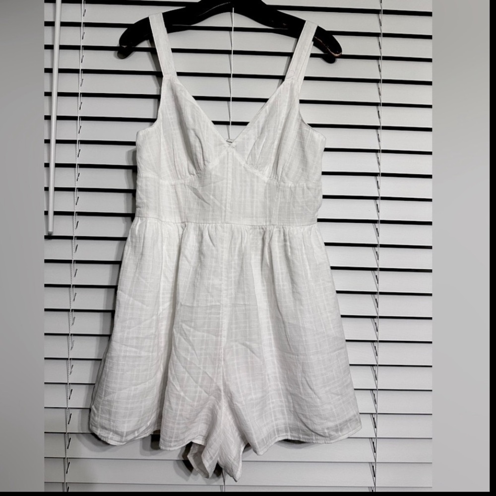 #11) NWOT 100% Cotton white sleeveless romper size L new condition.